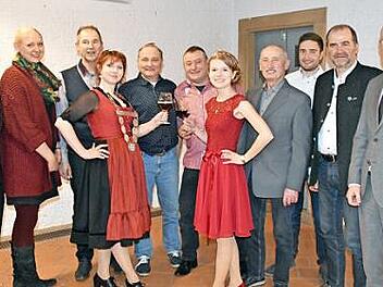 Ein Prost auf das gelungene Genussmenü Bier und Wein. Unser Bild zeigt (von links): Sebastian Gocker, Regina Beetz, Michael Raab, Bierprinzessin Kerstin Friedrich, Gunther Hartleb, Helmut Bayer, Abt-Degen-Weinprinzessin Anna-Lena Werb, Hans Hetzel, Max Göller, Peter Götz und Landrat Wilhelm Schneider.  Foto: Moni Göhr/Landratsamt Haßberge