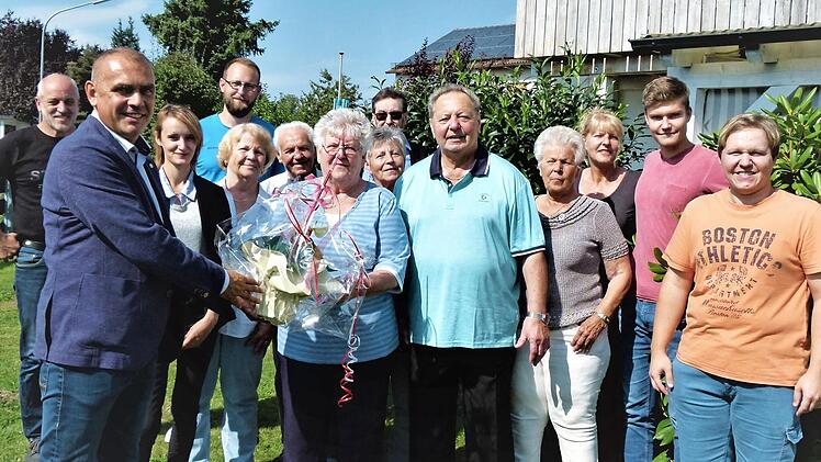Geburtstag ist bei den Bieners immer ein Familienfest. Dieses Mal stand Meta Biener im Mittelpunkt. Im Bild gratuliert Bürgermeister Alexander Wunderlich, rechts neben der Jubilarin ihr Mann Willi.  Foto: Werner Reißaus