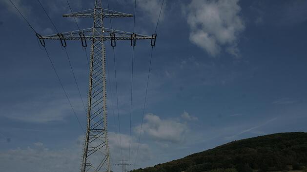 Die 110-Kilovolt-Trasse östlich der A 7 - hier nahe der Platzer Kuppe (rechts) - könnte aufgerüstet und als Teil der P43 von Dipperz nach Bergrheinfeld laufen. Diesen Vorschlag eines Sachgebiets der Regierung von Unterfranken lehnen Verantwortlich...