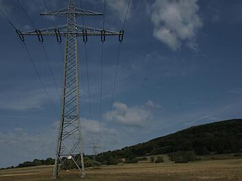 Die 110-Kilovolt-Trasse östlich der A 7 - hier nahe der Platzer Kuppe (rechts) - könnte aufgerüstet und als Teil der P43 von Dipperz nach Bergrheinfeld laufen. Diesen Vorschlag eines Sachgebiets der Regierung von Unterfranken lehnen Verantwortlich...