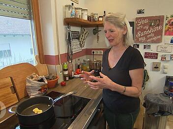 Für ihre süßen "Ausgezogenen" erhitzt Moni (62) Butterschmalz in der Pfanne.