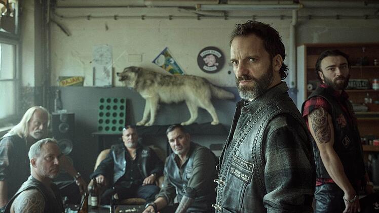 Die Biker-Gang "Lobos Rojos" um Anführer Jozef Hašek (Thomas Wodianka, zweiter von rechts) kennt das treue Publikum von "Ein Krimi aus Passau" bereits aus dem letzten Film.