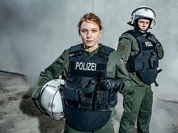 Magdalena Laubisch und Max von der Groeben spielen zwei Nachwuchskräfte bei der Polizei.