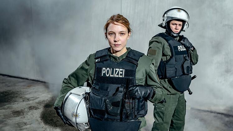 Magdalena Laubisch und Max von der Groeben spielen zwei Nachwuchskräfte bei der Polizei.