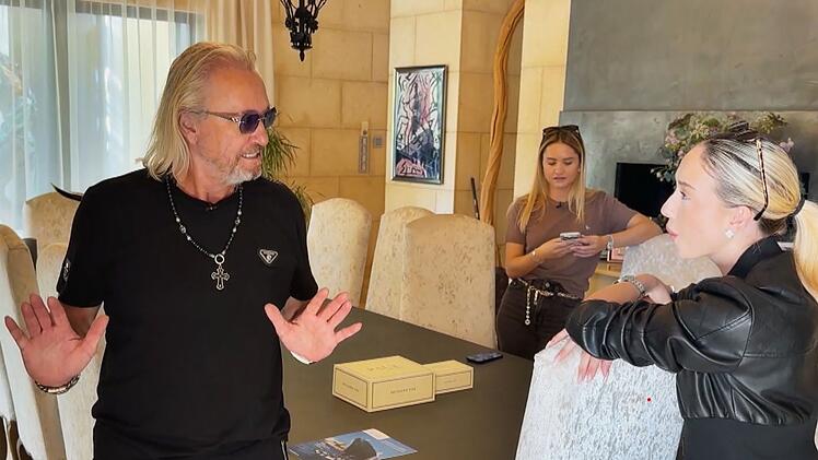 Robert muss sich Kritik seiner T&ouml;chter gefallen lassen.