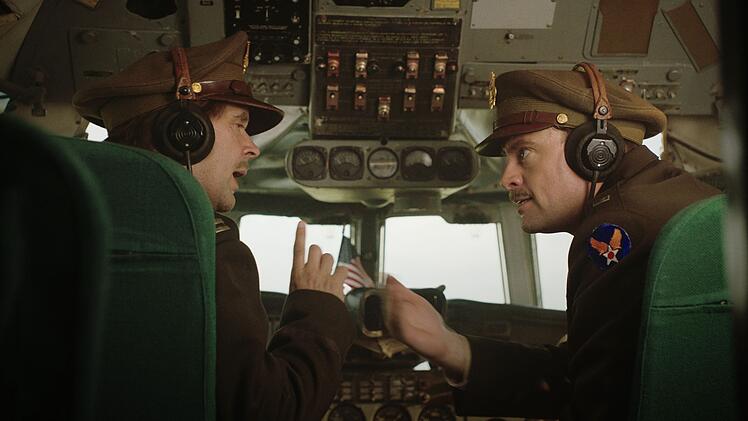 "Jetzt bin ich mal dran", fordert Co-Pilot Mitch (Max Giermann, rechts) als es um den Abwurf der letzten Atombombe &uuml;ber Japan geht.