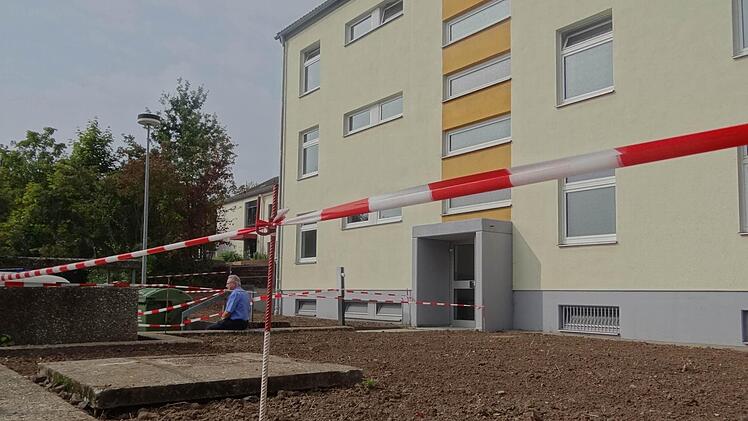 Franz Josef Zeheter wartet vor dem Haus. Es ist frisch renoviert und teils neu verputzt. Der Rasen rund um das Haus muss noch wachsen.