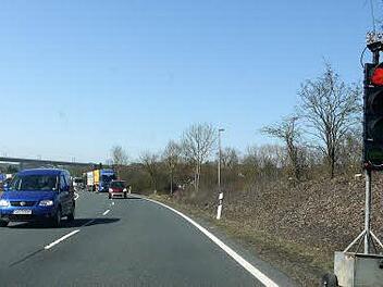 Kein dauerhaftes Problem: Die Baustellenampel auf der B 303 bei Roth am Forst wird in den nächsten drei bis vier Wochen nur unregelmäßig in Betrieb sein. Mit Behinderungen, gerade im morgendlichen und abendlichen Berufsverkehr, müssen Autofahrer dennoch rechnen. Foto: Berthold Köhler