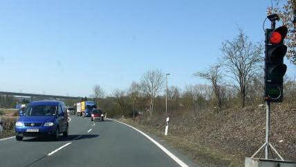 Kein dauerhaftes Problem: Die Baustellenampel auf der B 303 bei Roth am Forst wird in den nächsten drei bis vier Wochen nur unregelmäßig in Betrieb sein. Mit Behinderungen, gerade im morgendlichen und abendlichen Berufsverkehr, müssen Autofahrer dennoch rechnen. Foto: Berthold Köhler