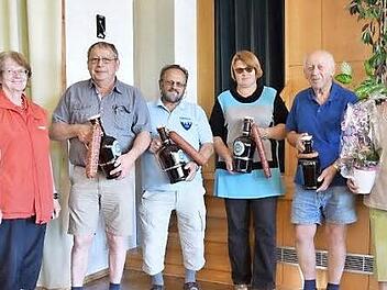 Bei der Ehrung der stärksten Wandergruppen (von links): Bürgermeister Claus Bittenbrünn, DVV-Bezirksvorsitzende Betty Berdami, Ernst Frankenberg (Wanderfreunde Maroldsweisach), Reinhold Hart (TSV Unterpleichfeld), Betty Michler (TSV Weyer), Heinz Polz ( Wanderfreunde Winkelhaid), Vorstandsmitglied Reinhilde Peichl und Vorsitzender Heinz Schloßnagel. Foto: Gerold Snater