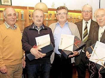 Bei der Ehrung für 40 Jahre Mitgliedschaft (von links): Vorsitzender Kurt Winter, Helmut Müller, Georg Jordan, Kreisvorsitzender Otto Tröppner und Egon Jauernig Foto: Richard Sänger