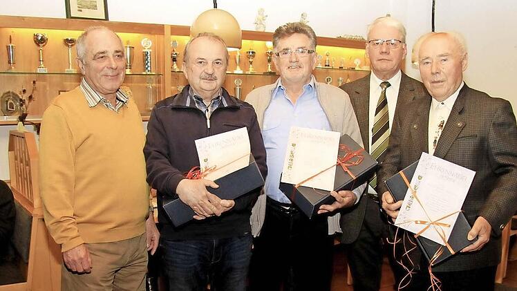 Bei der Ehrung für 40 Jahre Mitgliedschaft (von links): Vorsitzender Kurt Winter, Helmut Müller, Georg Jordan, Kreisvorsitzender Otto Tröppner und Egon Jauernig Foto: Richard Sänger