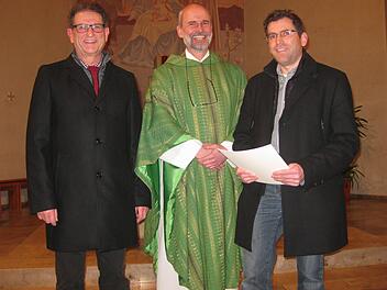 Uwe Spahn wurde als Küster der St.-Josef-Kirche in Schönderling verabschiedet (von links): Kirchenpfleger Reinhard Müller, Pfarrer Armin Haas und Küster Uwe Spahn. Foto: Beatrix Lieb