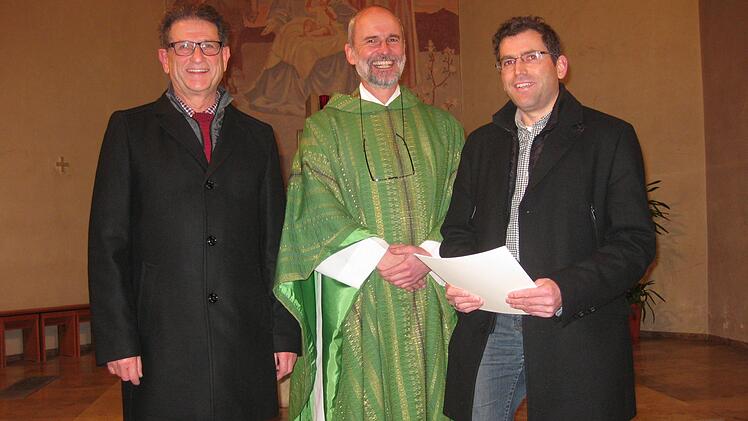 Uwe Spahn wurde als Küster der St.-Josef-Kirche in Schönderling verabschiedet (von links): Kirchenpfleger Reinhard Müller, Pfarrer Armin Haas und Küster Uwe Spahn. Foto: Beatrix Lieb