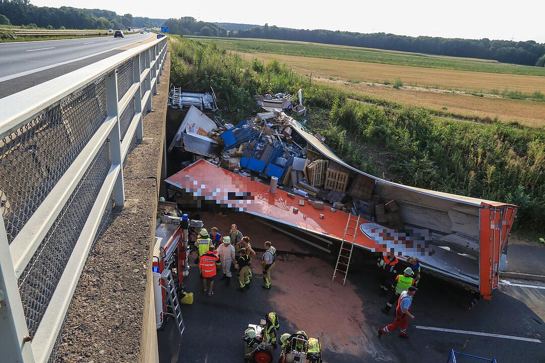 Bei Würzburg: Spektakulärer Sturz auf der A3 – Sattelzug fällt  von Autobahnbrücke auf Staatsstraße