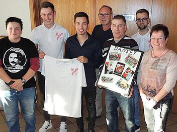 Diana K&ouml;ppen, Felix Popp, Dave Hofmann, Heinz Zenkel (v. l.), Peter Hanselka (2. v. r.) und Gusti Dorsch wollen den ASV in die Zukunft f&uuml;hren. Der scheidende Vorsitzende Manfred Merkel sagte dabei seine Unterst&uuml;tzung zu. Foto: Dieter Gropp