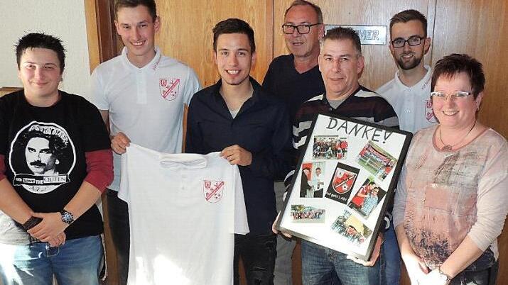 Diana K&ouml;ppen, Felix Popp, Dave Hofmann, Heinz Zenkel (v. l.), Peter Hanselka (2. v. r.) und Gusti Dorsch wollen den ASV in die Zukunft f&uuml;hren. Der scheidende Vorsitzende Manfred Merkel sagte dabei seine Unterst&uuml;tzung zu. Foto: Dieter Gropp