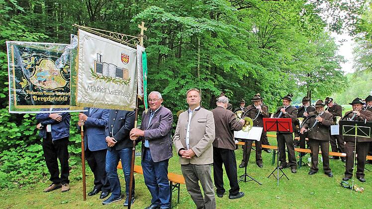 Die traditionelle Hubertusmesse wurde auf der Freifläche neben der  Talkirche gefeiert. Foto: Dieter Britz
