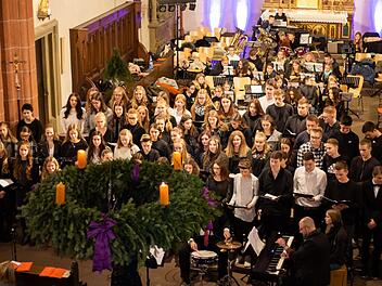 Der Große Chor des Eberner Gymnasiums war stimmgewaltig und von hohem musikalischen Niveau. Martin Würstlein
