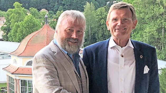 Roland Korpak (l.) &uuml;bergibt die Pr&auml;sidentschaft des Lionsclub f&uuml;r die n&auml;chsten zw&ouml;lf Monate an Willy Willeke.