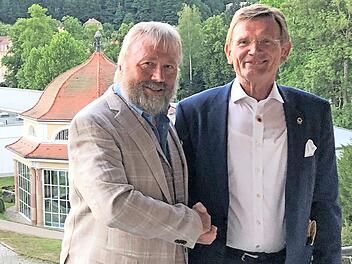 Roland Korpak (l.) übergibt die Präsidentschaft des Lionsclub für die nächsten zwölf Monate an Willy Willeke.