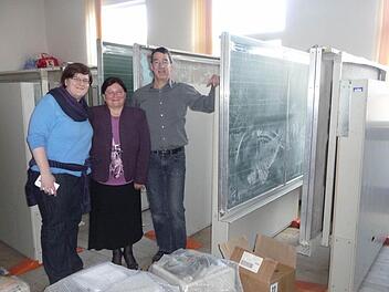 Große Freude über die Tafeln herrschte bei der Direktorin der Volksschule Botiza, Maria Sidau (Mitte). Unser Bild zeigt sie mit Alexandra Weber und Harry Riegel. Foto: Sabine Weinbeer