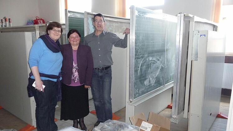 Große Freude über die Tafeln herrschte bei der Direktorin der Volksschule Botiza, Maria Sidau (Mitte). Unser Bild zeigt sie mit Alexandra Weber und Harry Riegel. Foto: Sabine Weinbeer