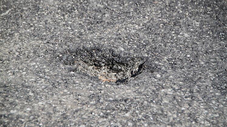 Löcher in der frisch sanierten Straße?