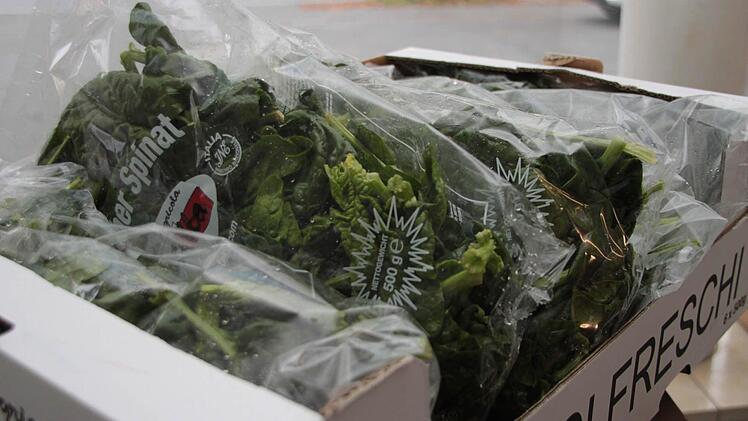 Eine Kiste voll abgepackter Spinat. Die Packungen stinken. Das kann man nicht mehr verzehren.  Foto: Dagmar Besand