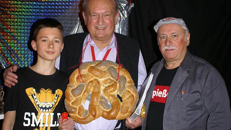 Mit dem letzten Auftritt von "Lehrer und Schüler" geht eine langjährige Memmelsdorfer Faschingstradition zu Ende (v.l.n.r. Moritz Lamprecht, Herbert Stenglein, Hugo Druck)