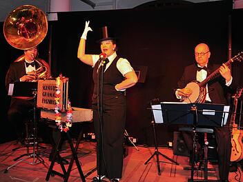 Einen vergnüglichen Abend bereiteten "Sousi & die Grammophoniker" ihren Zuhörern im Gewölbekeller der Stadthalle in Haßfurt. Unser Bild zeigt (von links) Jochen Rothermel am Sousaphon, die Sängerin Nicole Schömig und den Banjo- und Gitarrenspieler Werner Küspert. Foto: Langer