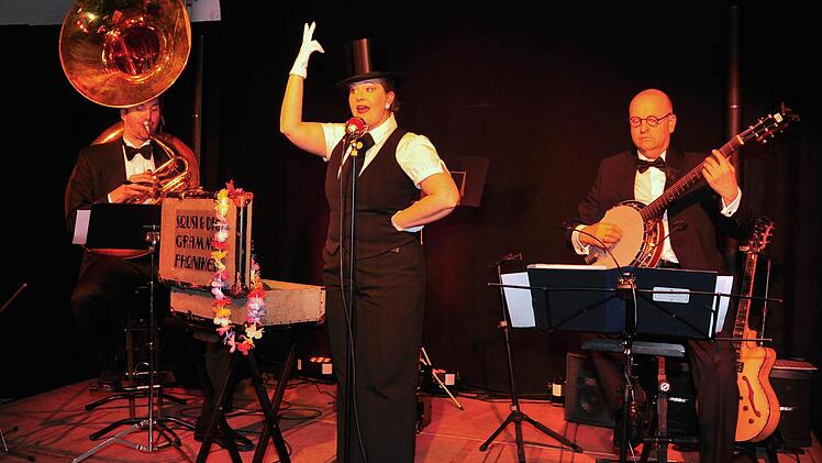 Einen vergnüglichen Abend bereiteten "Sousi & die Grammophoniker" ihren Zuhörern im Gewölbekeller der Stadthalle in Haßfurt. Unser Bild zeigt (von links) Jochen Rothermel am Sousaphon, die Sängerin Nicole Schömig und den Banjo- und Gitarrenspieler Werner Küspert. Foto: Langer