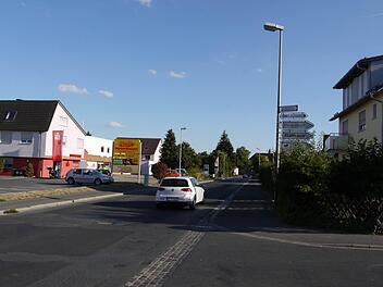 Im Bereich der nördlichen Hauptstraße sind etliche straßenbauliche Verbesserungen geboten, meinen die Städteplaner, unter anderem was die Zufahrt zu den Geschäften angeht. Foto: Pauline Lindner