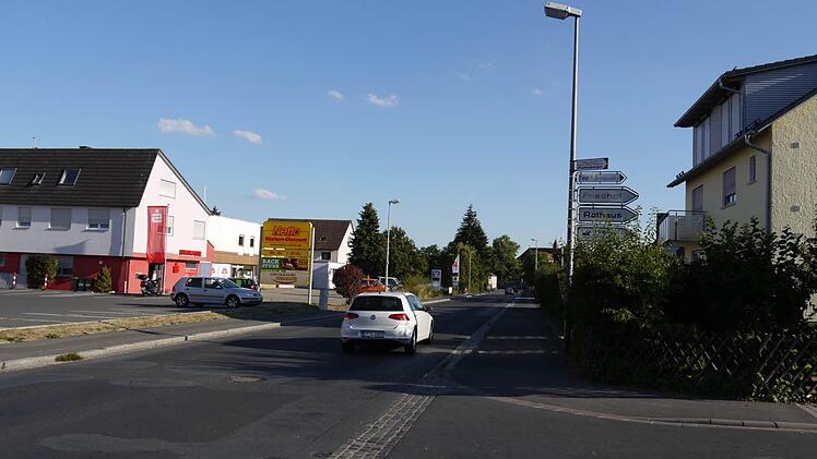 Im Bereich der nördlichen Hauptstraße sind etliche straßenbauliche Verbesserungen geboten, meinen die Städteplaner, unter anderem was die Zufahrt zu den Geschäften angeht. Foto: Pauline Lindner