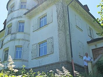Viel Natur, tolle Leute, kein Stress - nach den Vorstellungen von Olaf Weiner aus Igensdorf und seiner Frau Ulrike Haus-Weiner lässt sich der Traum vom schönen Zuhause am besten in Marktleugast verwirklichen. Deshalb haben sie die alte Pezold'sche Fabrik gekauft. Fotos: Peter Müller