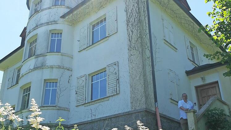 Viel Natur, tolle Leute, kein Stress - nach den Vorstellungen von Olaf Weiner aus Igensdorf und seiner Frau Ulrike Haus-Weiner lässt sich der Traum vom schönen Zuhause am besten in Marktleugast verwirklichen. Deshalb haben sie die alte Pezold'sche Fabrik gekauft. Fotos: Peter Müller