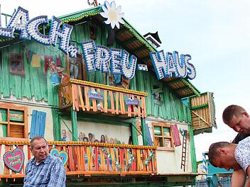 Weit fortgeschritten war am Montagabend bereits der Aufbau des "Lach-Freu-Hauses", das erstmals beim Kronacher Freischießen Station macht. Fotos: Marco Meißner