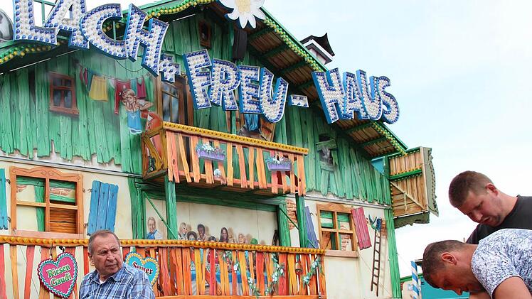 Weit fortgeschritten war am Montagabend bereits der Aufbau des "Lach-Freu-Hauses", das erstmals beim Kronacher Freischießen Station macht. Fotos: Marco Meißner