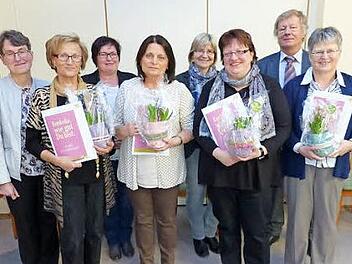 Mitglieder der ehemaligen Prüfungsausschüsse für Hauswirtschaft wurden verabschiedet. Im Bild (von links) Veronika Mend, Erika Müller, Karin Wittmann, Martina Gassauer, Sabine Leuschner, Andrea Marx, Ernst Heidrich und Gertrud Kolb Foto: Klaus-Peter Wulf