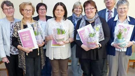 Mitglieder der ehemaligen Prüfungsausschüsse für Hauswirtschaft wurden verabschiedet. Im Bild (von links) Veronika Mend, Erika Müller, Karin Wittmann, Martina Gassauer, Sabine Leuschner, Andrea Marx, Ernst Heidrich und Gertrud Kolb Foto: Klaus-Peter Wulf