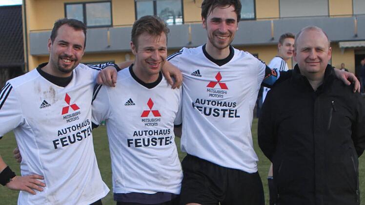 In den Gesichtern ist die Freude über den klaren 4:1-Sieg zu lesen: Marco Häfner, der einen Hattrick innerhalb von vier Minuten erzielt hat, Spielertrainer Rene Haupt, Kapitän Christoph Herold und der sportliche Leiter Frank Göbel (von links).