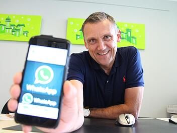 Röttenbachs Bürgermeister Ludwig Wahl ist überzeugt von der digitalen Bürgerinformation via Whatsapp auf dem Smartphone.  Foto: Christian Bauriedel