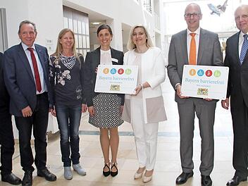 Staatsministerin Melanie Huml (Dritte von rechts) überreichte das Signet "Bayern barrierefrei" an die Geschäftsführerin der Schön-Klinik, Carla Naumann (Mitte), und an den Geschäftsführer des Kurhotels, Andreas Poth (rechts). Mit im Bild sind (von links) Manfred Robisch, Walter Mackert (beide Behindertenbeauftragte), Bad Staffelsteins 3. Bürgermeisterin Sabine Scheer und Landrat Christian Meißner. Foto: Gerda Völk