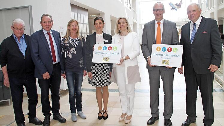 Staatsministerin Melanie Huml (Dritte von rechts) überreichte das Signet "Bayern barrierefrei" an die Geschäftsführerin der Schön-Klinik, Carla Naumann (Mitte), und an den Geschäftsführer des Kurhotels, Andreas Poth (rechts). Mit im Bild sind (von links) Manfred Robisch, Walter Mackert (beide Behindertenbeauftragte), Bad Staffelsteins 3. Bürgermeisterin Sabine Scheer und Landrat Christian Meißner. Foto: Gerda Völk