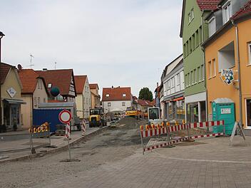 Die Innenstadt von Hofheim ist für den Durchgangsverkehr gesperrt, weil in der Hauptstraße umfangreiche Baumaßnahmen ausgeführt werden und dieser Bereich dann auch ein völlig neues Gesicht erhält. Generell geht es der Stadt darum, in den nächsten Jahren  Baulücken im Innenberich zu schlileßen. Günther Geiling