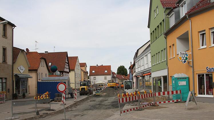 Die Innenstadt von Hofheim ist für den Durchgangsverkehr gesperrt, weil in der Hauptstraße umfangreiche Baumaßnahmen ausgeführt werden und dieser Bereich dann auch ein völlig neues Gesicht erhält. Generell geht es der Stadt darum, in den nächsten Jahren  Baulücken im Innenberich zu schlileßen. Günther Geiling