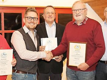 Vorsitzender Andreas Lorenz (Zweiter von links) und Zweiter Vorsitzender Achim Liesaus zeichneten bei der Hauptversammlung verdiente Mitglieder aus. Gerhard Kanzler wurde zum Ehrenmitglied ernannt. Das Bild zeigt von links Klaus Ziegler, Andreas Lorenz, Udo Siegel, Gerhard Kanzler und Achim Liesaus. Foto: Michael Stelzner