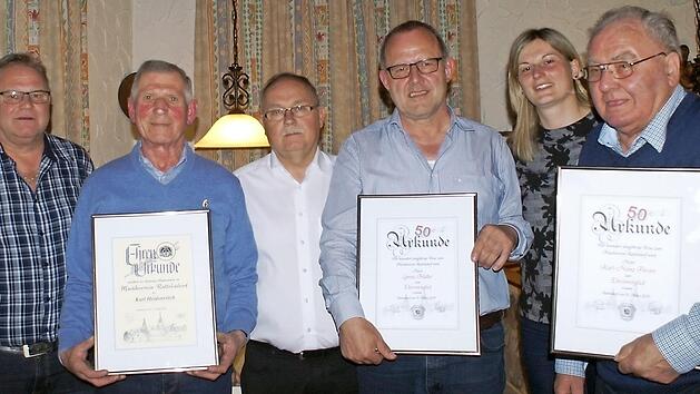 Gruppenbild mit den Geehrten (von links): Hermann Stößel (40 Jahre), Karl Heidenreich (40 Jahre), Ludwig Derra (Erster Vorsitzender und Ehrenmitglied), Lorenz Müller, Zweite Vorsitzende Kathrin Lange, Ehrenmitglied Karl-Heinz Förster Foto: p
