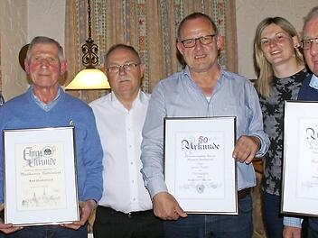 Gruppenbild mit den Geehrten (von links): Hermann Stößel (40 Jahre), Karl Heidenreich (40 Jahre), Ludwig Derra (Erster Vorsitzender und Ehrenmitglied), Lorenz Müller, Zweite Vorsitzende Kathrin Lange, Ehrenmitglied Karl-Heinz Förster Foto: p