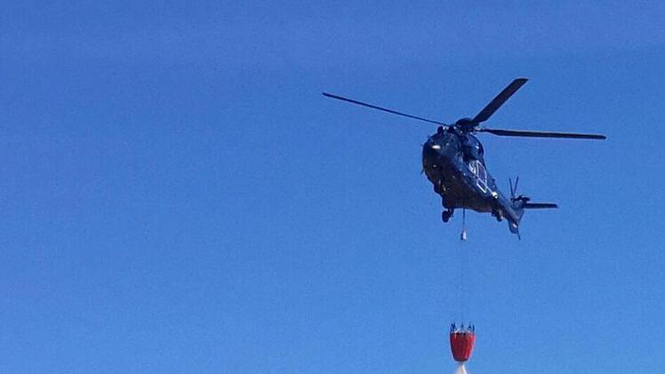 Punktgenau wird das Löschwasser vom Hubschrauber an einer eigens für die Übung markierten Stelle abgelassen. Präzision war hier oberstes Gebot.   Foto: Rolf Pralle